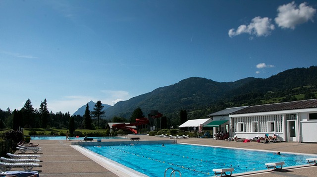 bazén v Alpách